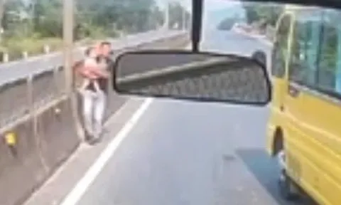 Danh tính tài xế dũng cảm dừng xe, lao ra bế cháu bé đứng giữa quốc lộ ở Huế