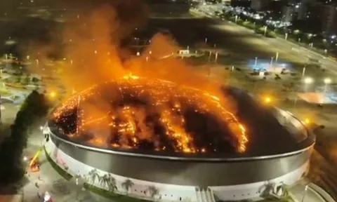 Mái vòm sân Olympic bị bao trùm bởi biển lửa