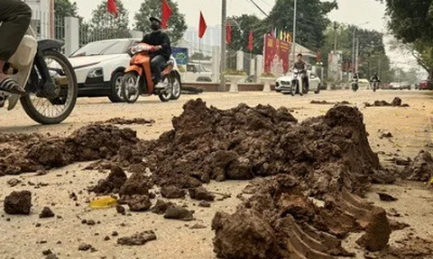 Hà Nội: Bùn đất từ dự án đường Phú Diễn - Trại Gà tràn ra đường, cản trở lưu thông