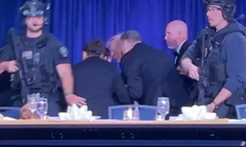 Nổ súng taị bữa tiệc có Tổng thống Donald Trump: Tay súng mang theo nhiều vũ khí, một sĩ quan bị bắn