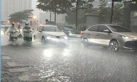 Mưa dông phủ kín miền Bắc trước kỳ nghỉ lễ 30/4, nguy cơ lốc sét kèm mưa đá