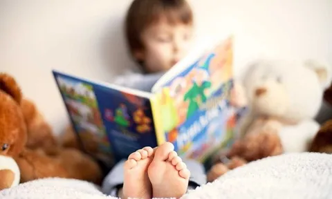Bắt trẻ đọc sách, người lớn xem điện thoại