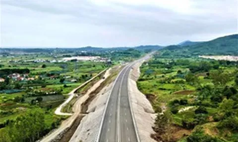 Thông xe 24km cao tốc Chí Thạnh-Vân Phong vào 23h ngày 30/4