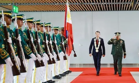 Thủ tướng đến Philippines, bắt đầu chương trình tham dự Hội nghị Cấp cao ASEAN