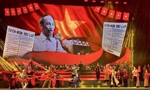 TPHCM tặng quà 1 triệu đồng mỗi hộ khó khăn nhân kỷ niệm 50 năm Thành phố mang tên Bác