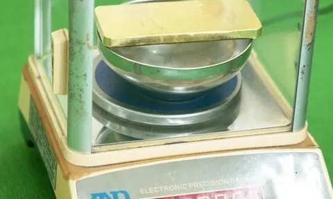 Bắt nam thanh niên vận chuyển gần 1kg vàng qua biên giới để nhận tiền công 700.000 đồng