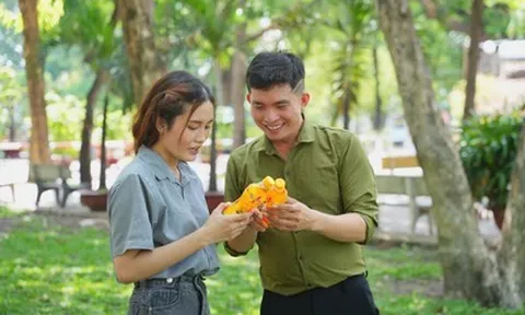 Nắng nóng kéo dài, nhiều người trẻ đứng lại xé nhãn chai nước sau khi uống