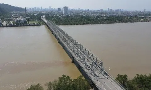 "Lá chắn" thép ngăn người nhảy cầu Bến Thủy sắp hoàn thành