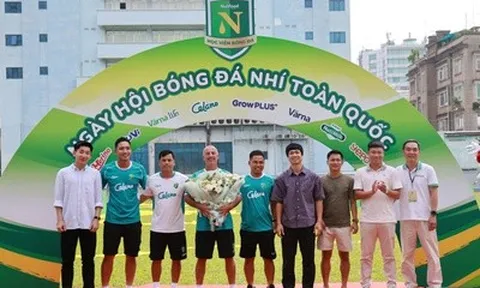 VFF trao Kỷ niệm chương cho HLV Guillaume Graechen sau gần 20 năm gắn bó với bóng đá trẻ Việt Nam
