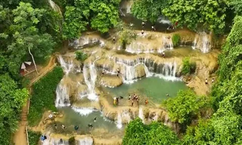 Du khách tìm đến đến dòng thác Mây 9 tầng ở Thanh Hóa trốn nóng ngày đầu hè