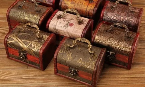 Cậu bé 6 tuổi vô tình phát hiện "báu vật" nhô khỏi mặt đất và cái kết