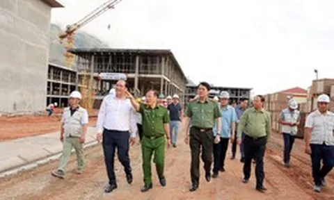 AMACCAO cùng lực lượng công an vượt núi hiểm gieo chữ nơi 'một tiếng gà gáy 3 nước cùng nghe'