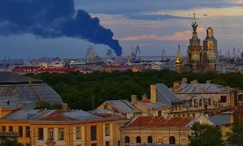 Ukraine tấn công kho dầu ở St. Petersburg trước thềm “Davos của Nga”