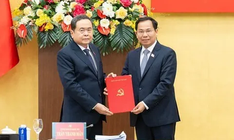 Trao quyết định của Bộ Chính trị về chỉ định nhân sự kiêm nhiệm Phó Bí thư Đảng ủy Quốc hội
