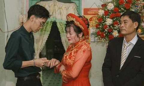 "Con xin phép gọi cô là má": Món quà cưới đặc biệt khiến cô dâu bật khóc xúc động