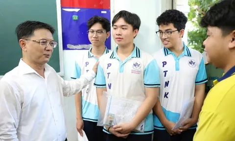 Lãnh đạo Tp.HCM động viên các thí sinh trước giờ thi tốt nghiệp THPT
