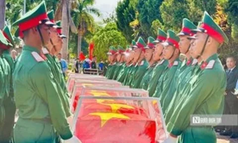 Nghẹn ngào tiễn đưa 18 liệt sĩ hy sinh tại Campuchia về đất mẹ