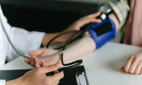 Đưa con gái 4 tuổi đi khám vì ngủ ngáy, kết quả xét nghiệm khiến bố mẹ "sốc nặng"