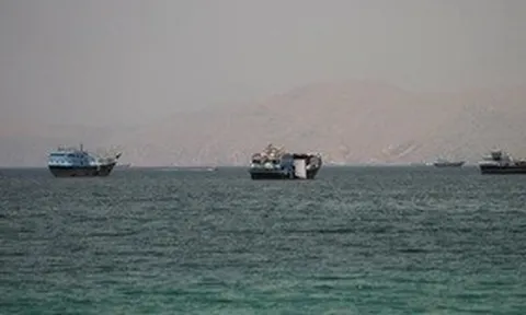 Iran phóng tên lửa vào tàu thương mại trên eo biển Hormuz