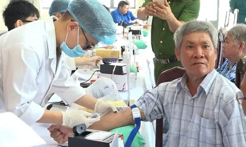 Lấy mẫu ADN thân nhân nghi liệt sĩ Huỳnh Văn Quên vừa được tìm thấy tại Công viên Lê Thị Riêng