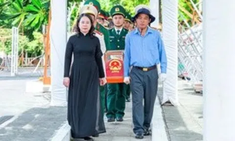 Phó Chủ tịch nước dự lễ an táng 235 hài cốt liệt sĩ tại Nghĩa trang liệt sĩ Dốc Bà Đắc