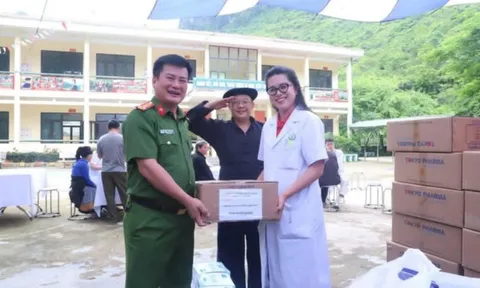Khám chữa bệnh, cấp phát thuốc miễn phí và trao quà an sinh xã hội tại xã Cán Tỷ