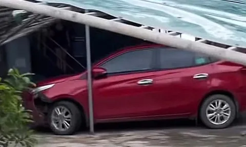 Clip ô tô điên liên tiếp tông xe máy trước quán karaoke: Công an vào cuộc điều tra