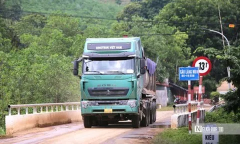 Cầu 13 tấn hằng ngày phải "cõng" dàn xe đầu kéo chở đất
