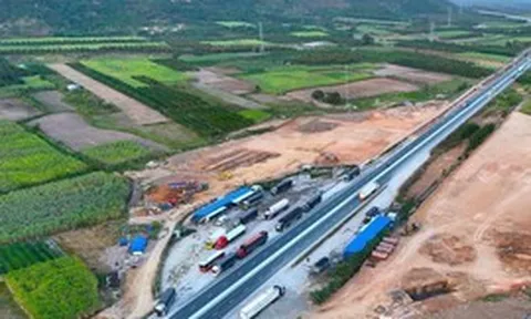 Bài học lớn từ việc 'cao tốc chờ trạm dừng nghỉ'