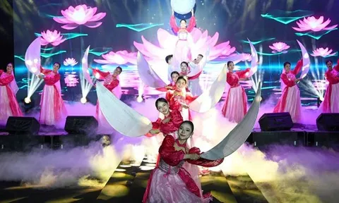 “Thức Thủy Show” kể chuyện sen bằng nghệ thuật và ẩm thực trong hồ Tịnh Tâm