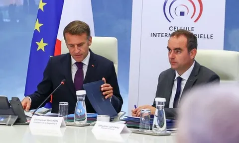 Tổng thống Macron tổ chức họp khẩn khi cháy rừng tiếp tục hoành hành ở Pháp