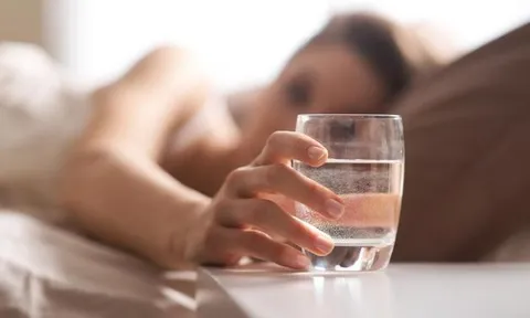 Thói quen uống nước trước khi ngủ: Lợi ích và tác hại cần biết