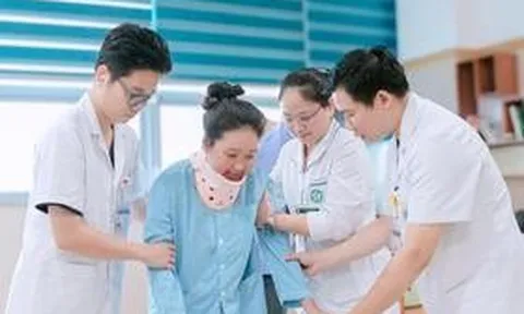 Bác sĩ Việt giúp người phụ nữ Lào tự đi lại sau 8 tháng bị liệt