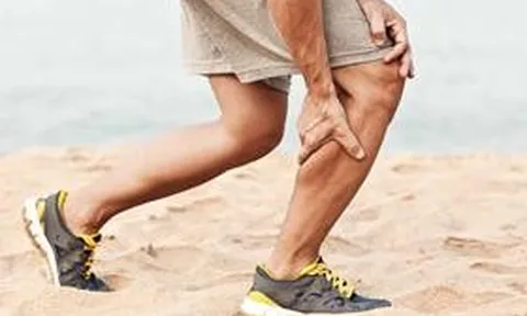 Chàng trai trẻ đau chân dữ dội, mất khả năng đi lại vì làm việc này trên giường mỗi ngày