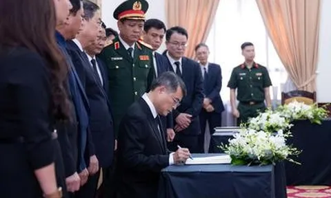 Lãnh đạo Đảng, Nhà nước viếng Chủ tịch Quốc hội Lào Saysomphone Phomvihane