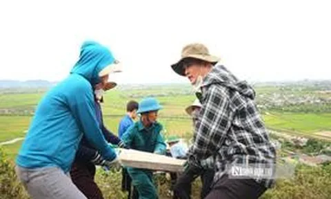 Dòng người cõng 2.000 tấm bê tông lên núi Nhón phục dựng dòng chữ về Bác Hồ