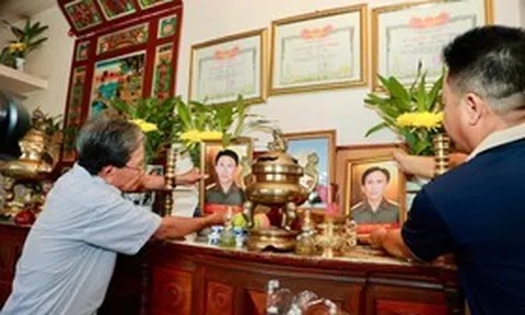 Người em 81 tuổi bật khóc khi hai người anh liệt sĩ “trở về” qua di ảnh
