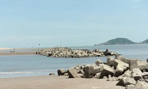 “Mục sở thị” biển lấn bờ, tàn phá dọc tuyến đê Hà Tĩnh