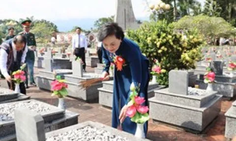 Phó Thủ tướng Phạm Thị Thanh Trà tưởng niệm các anh hùng liệt sĩ trên mảnh đất A Lưới