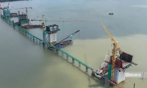 Hà Nội: Ngắm loạt trụ cầu đang "mọc" giữa lòng sông Hồng