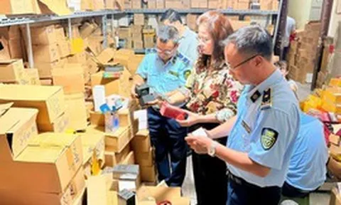Hà Nội tăng cường siết kiểm soát hàng giả, an toàn thực phẩm trong cao điểm cuối năm