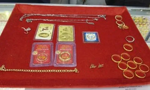 Đi lượm ve chai, cụ bà 78 tuổi bất ngờ nhặt được túi vàng to