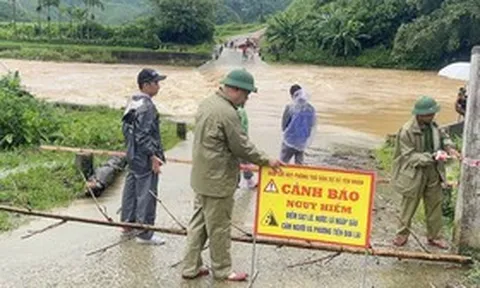 Nhiều tuyến giao thông trọng điểm ở Thanh Hóa vẫn ngập, đất đá tràn xuống mặt đường