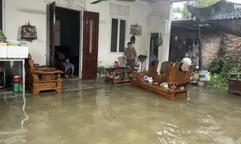 Nhiều khu đô thị Thanh Hóa ngập sâu, dân bì bõm lội nước
