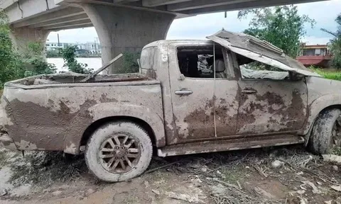Phát hiện xe bán tải cùng bộ xương người dưới kênh ở Vĩnh Long