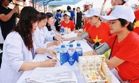 Hơn 2.000 người cao tuổi cùng Vinamilk Sure lan tỏa tinh thần “chủ động sống khỏe”