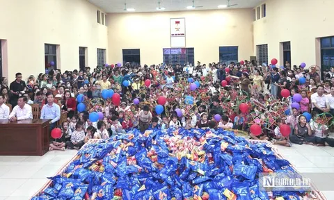 Những người làm báo xứ Nghệ mang trung thu đến sớm cho trẻ em vùng biên