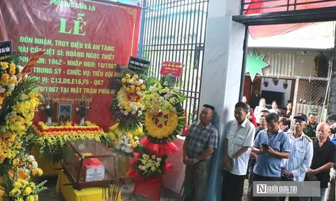 Hàng trăm người dân cầm cờ Tổ quốc, nghẹn ngào đón liệt sĩ trở về sau gần 60 năm