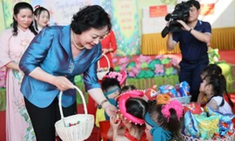 Phó Thủ tướng Phạm Thị Thanh Trà vui Tết Trung thu cùng trẻ em Tuyên Quang