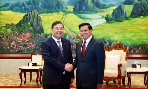 Phó Thủ tướng Phạm Gia Túc chào Tổng Bí thư, Chủ tịch nước và Thủ tướng Lào